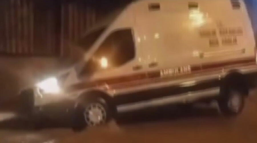 İzmir’i sağanak vurdu: Hayat felç oldu, araçlar yolda kaldı
