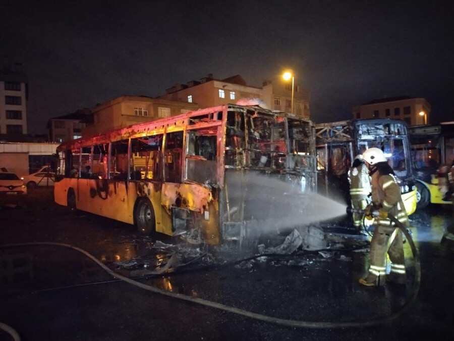 Tuzla'da yangın çıktı, 3 halk otobüsü alev alev yandı