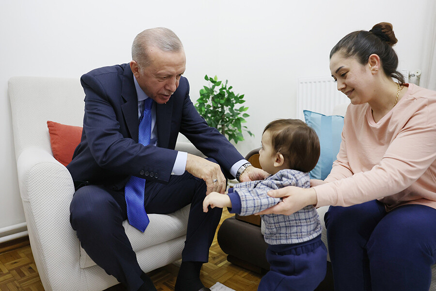 Cumhurbaşkanı Erdoğan, depremzede aileyi ziyaret etti Cumhurbaşkanı Erdoğan, depremzede aileyi ziyaret etti
