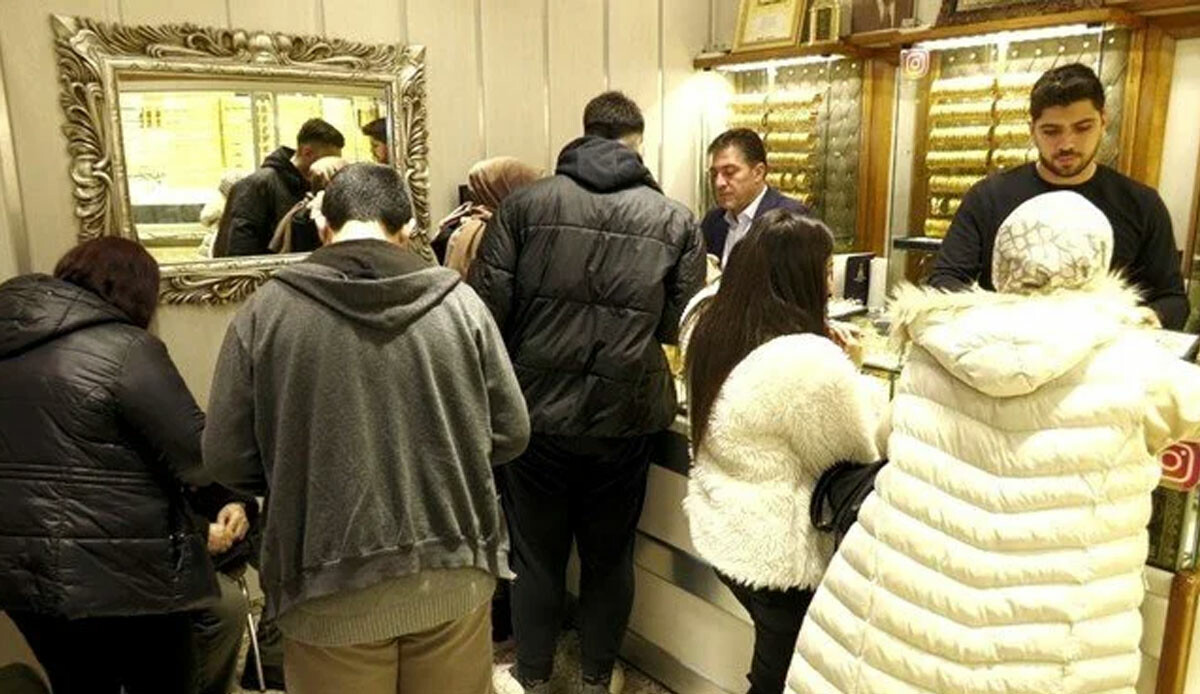 Deprem altını ‘yastık altından’ çıkardı: Bankalarda boş kasa kalmadı Deprem altını ‘yastık altından’ çıkardı: Bankalarda boş kasa kalmadı