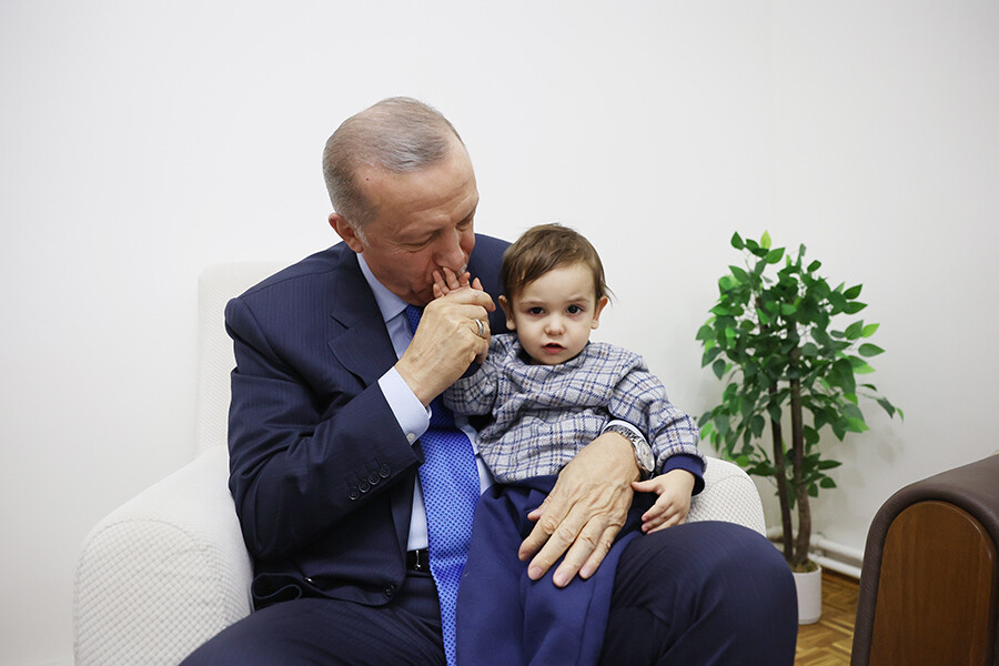 Cumhurbaşkanı Erdoğan, depremzede aileyi ziyaret etti Cumhurbaşkanı Erdoğan, depremzede aileyi ziyaret etti