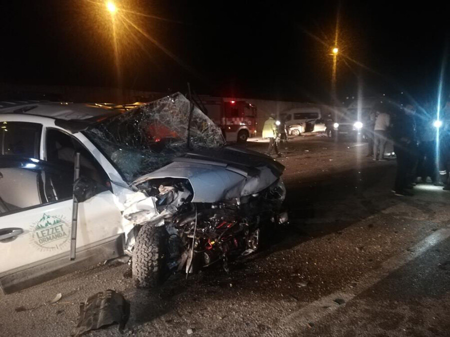 Tokat'ta karşı şeride geçen otomobil dehşet saçtı: 2 ölü, 4 yaralı Tokat'ta karşı şeride geçen otomobil dehşet saçtı: 2 ölü, 4 yaralı