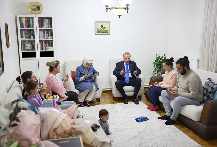 Cumhurbaşkanı Erdoğan, depremzede aileyi ziyaret etti Cumhurbaşkanı Erdoğan, depremzede aileyi ziyaret etti