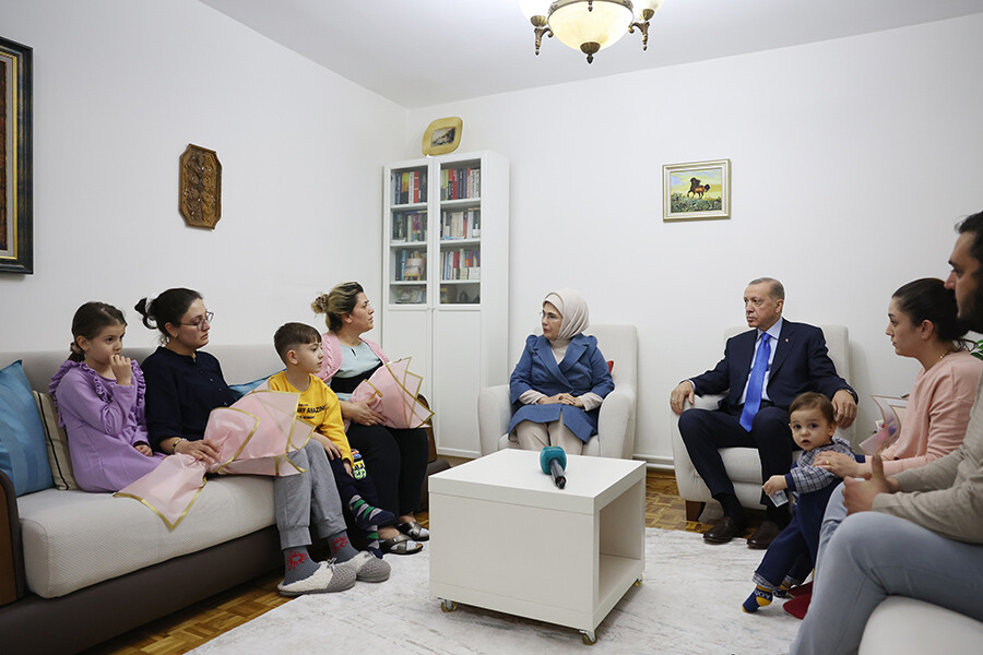 Cumhurbaşkanı Erdoğan, depremzede aileyi ziyaret etti Cumhurbaşkanı Erdoğan, depremzede aileyi ziyaret etti