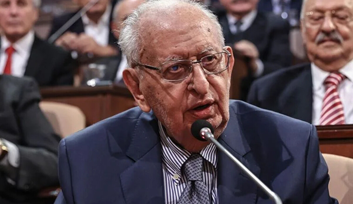 Eski TBMM Başkanı Hüsamettin Cindoruk hastaneye kaldırıldı Eski TBMM Başkanı Hüsamettin Cindoruk hastaneye kaldırıldı