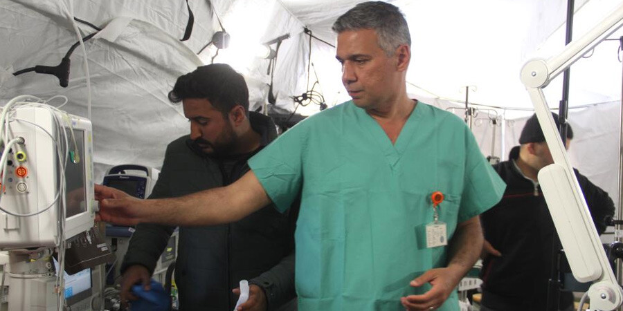 Hatay’da başhekim acısını unutup göreve koştu: Ağlaya ağlaya çalıştım, çalışırız biz Hatay’da başhekim acısını unutup göreve koştu: Ağlaya ağlaya çalıştım, çalışırız biz