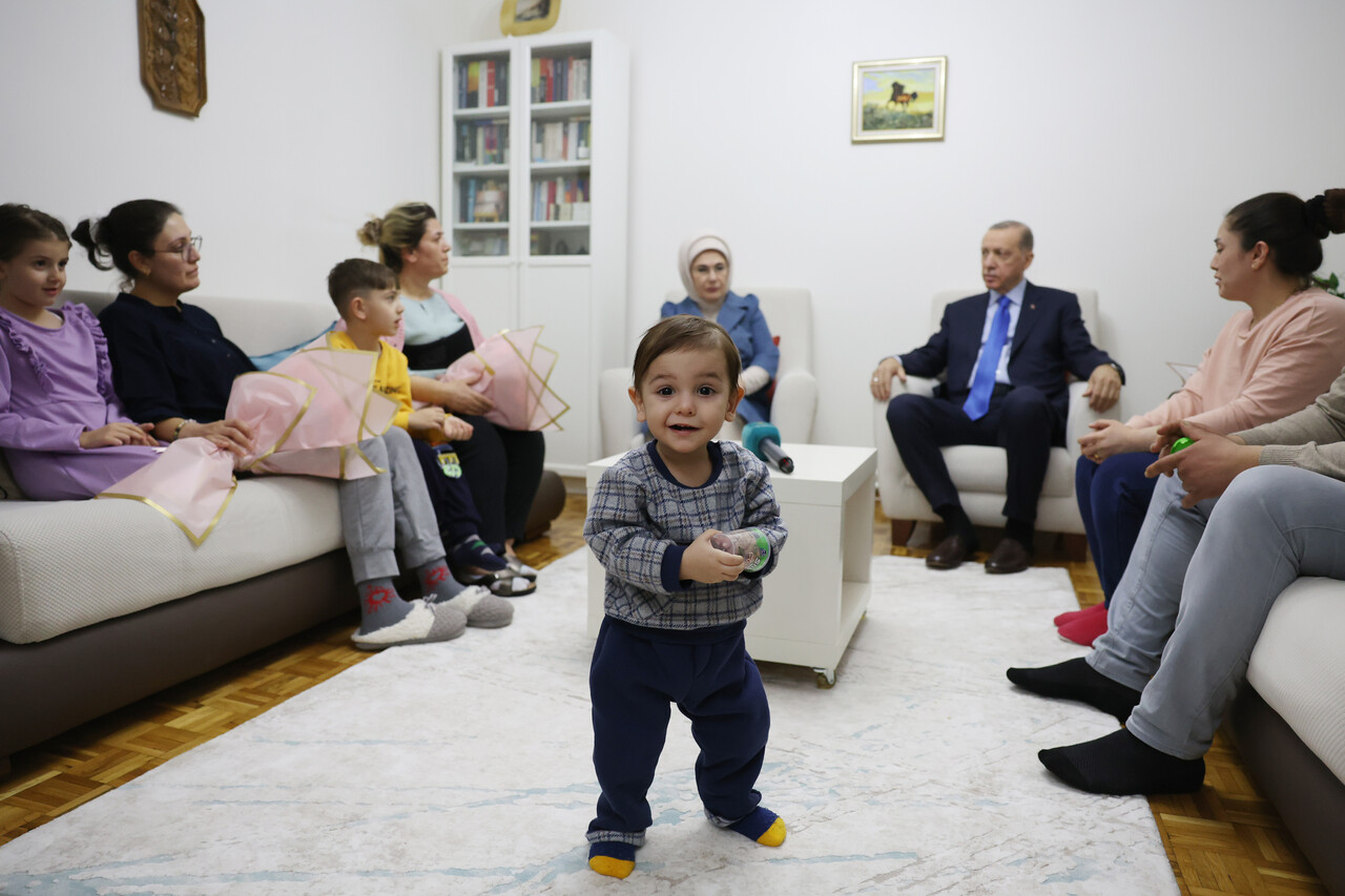 Cumhurbaşkanı Erdoğan, depremzede aileyi ziyaret etti Cumhurbaşkanı Erdoğan, depremzede aileyi ziyaret etti