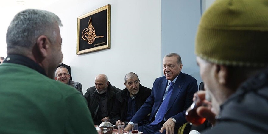 Cumhurbaşkanı Erdoğan'dan Fatih'te esnaf ziyareti Cumhurbaşkanı Erdoğan'dan Fatih'te esnaf ziyareti