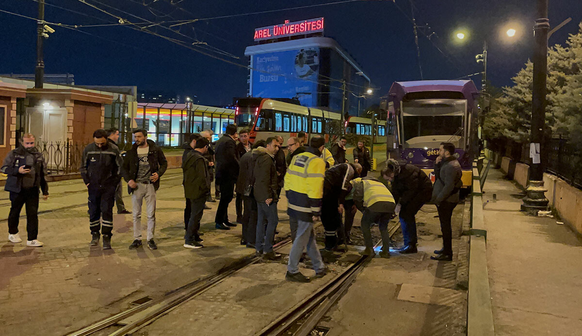 İstanbul Cevizlibağ'da tramvay raydan çıktı İstanbul Cevizlibağ'da tramvay raydan çıktı
