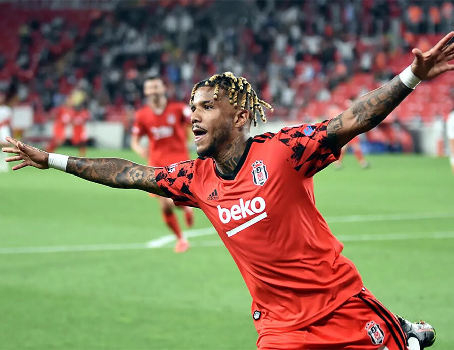 Taraftar bağrına basmıştı ama Şenol Güneş biletini kesti! Beşiktaş yıldız ismi gönderme kararı aldı Taraftar bağrına basmıştı ama Şenol Güneş biletini kesti! Beşiktaş yıldız ismi gönderme kararı aldı
