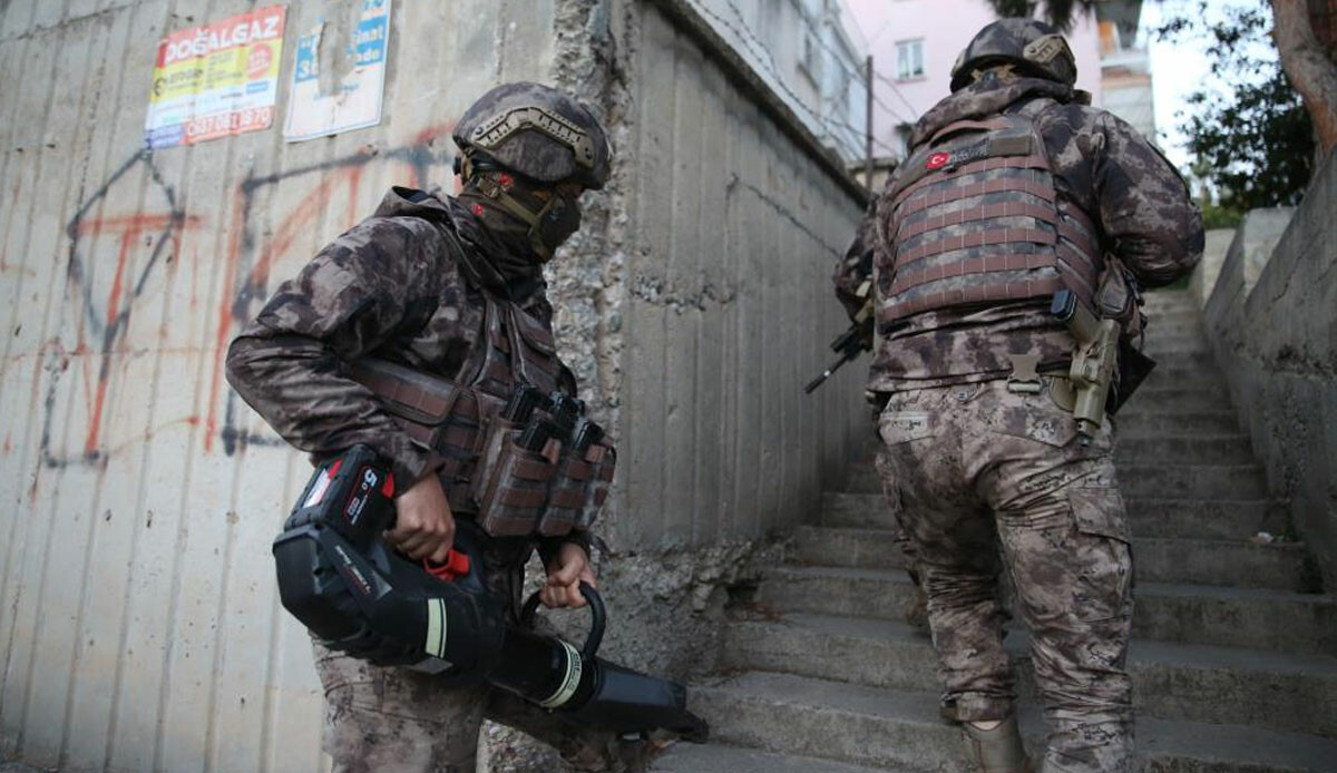 Mersin’de şafak vakti PKK/KCK operasyonu: 10 gözaltı var Mersin’de şafak vakti PKK/KCK operasyonu: 10 gözaltı var
