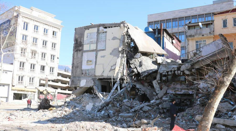 Depremin tuzla buz ettiği apartmandan geriye fincan takımı kaldı