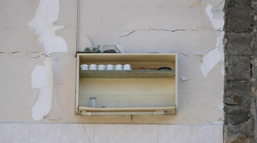 Depremin tuzla buz ettiği apartmandan geriye fincan takımı kaldı