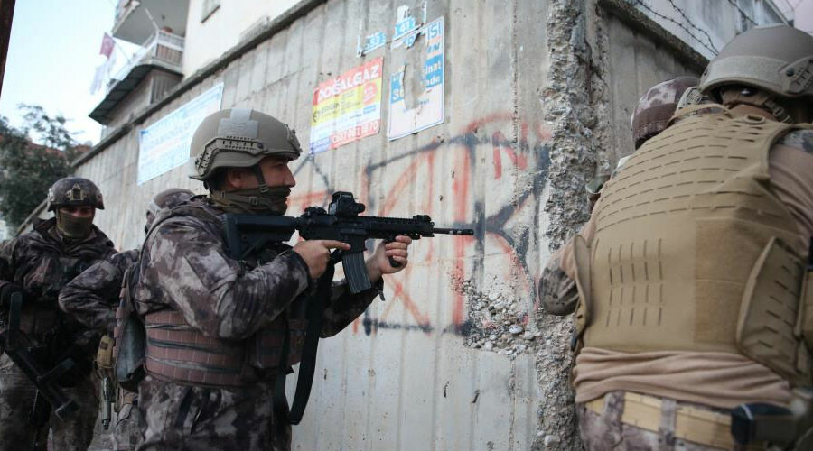 Mersin’de şafak vakti PKK/KCK operasyonu: 10 gözaltı var Mersin’de şafak vakti PKK/KCK operasyonu: 10 gözaltı var