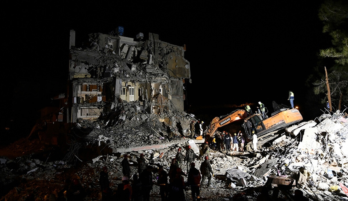 Devlet millet el ele: Gazeteciler deprem bölgesinde Devlet millet el ele: Gazeteciler deprem bölgesinde