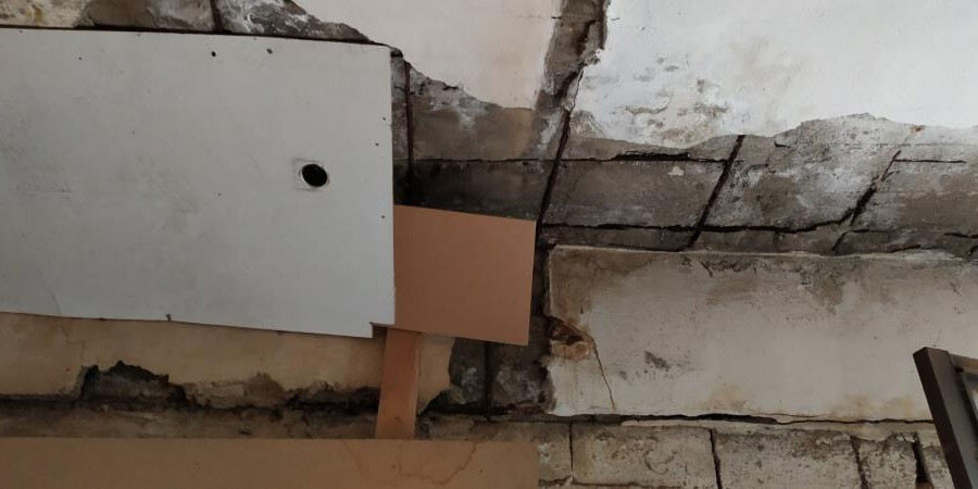 Bahçelievler'de balkon çöktü: Kolon ve kirişlerde çatlaklar, betonunda deniz kabuğu tespit edildi Bahçelievler'de balkon çöktü: Kolon ve kirişlerde çatlaklar, betonunda deniz kabuğu tespit edildi