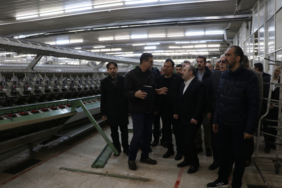 Bakan Varank, depremin merkez üssü Kahramanmaraş'ı ziyaret etti, esnafın sorunlarını dinledi Bakan Varank, depremin merkez üssü Kahramanmaraş'ı ziyaret etti, esnafın sorunlarını dinledi