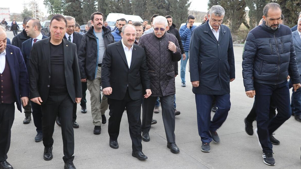 Bakan Varank, depremin merkez üssü Kahramanmaraş'ı ziyaret etti, esnafın sorunlarını dinledi Bakan Varank, depremin merkez üssü Kahramanmaraş'ı ziyaret etti, esnafın sorunlarını dinledi
