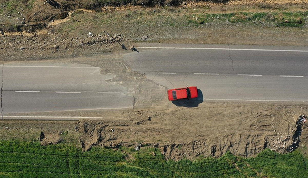 Ürküten görüntü: Depremde hasar gören yollar çöküp, 4 metre kaydı!