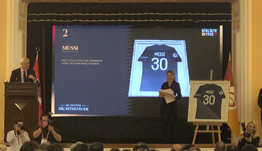 <p>Depremzedeler için yapılan müzayede Lionel Messi forması 800, Cristiano Ronaldo’nun forması ise 500 bin liraya satıldı.</p>