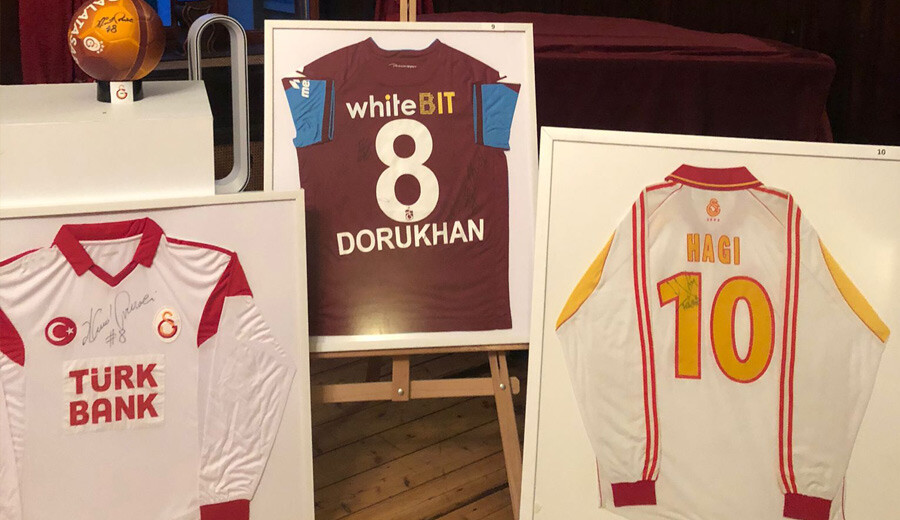 <p>Trabzonspor’dan Dorukhan Toköz’ün forması 100 bin TL’ye satıldı.</p>