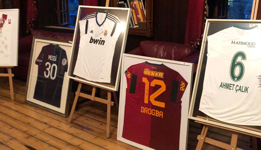 <p>Yıldızlar karması: Messi, Ronaldo, Drogba, Ahmet Çalık... 2002 Dünya Kupası topu, Galatasaray, Beşiktaş, Fenerbahçe ve Trabzonspor formaları başta olmak üzere birçok değerli ürünlerin geliri depremzedelere ulaşılacak.</p>