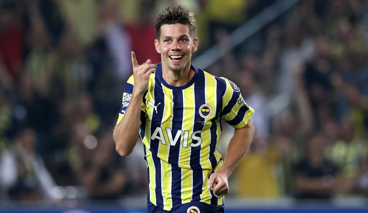 Miha Zajc ezeli rakiple el sıkıştı! Fenerbahçe taraftarını kızdıran transfer gerçekleşiyor Miha Zajc ezeli rakiple el sıkıştı! Fenerbahçe taraftarını kızdıran transfer gerçekleşiyor