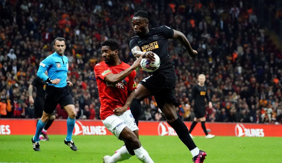 Juan Mata Galatasaray-Kasımpaşa maçında sakatlandı