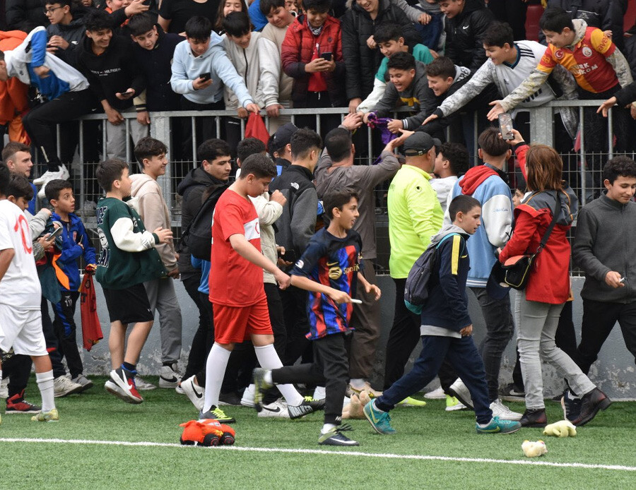 Arda Turan sahalara geri döndü! Efsane futbolcudan anlamlı davranış
