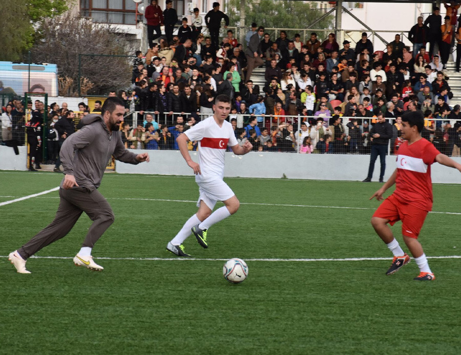 Arda Turan sahalara geri döndü! Efsane futbolcudan anlamlı davranış