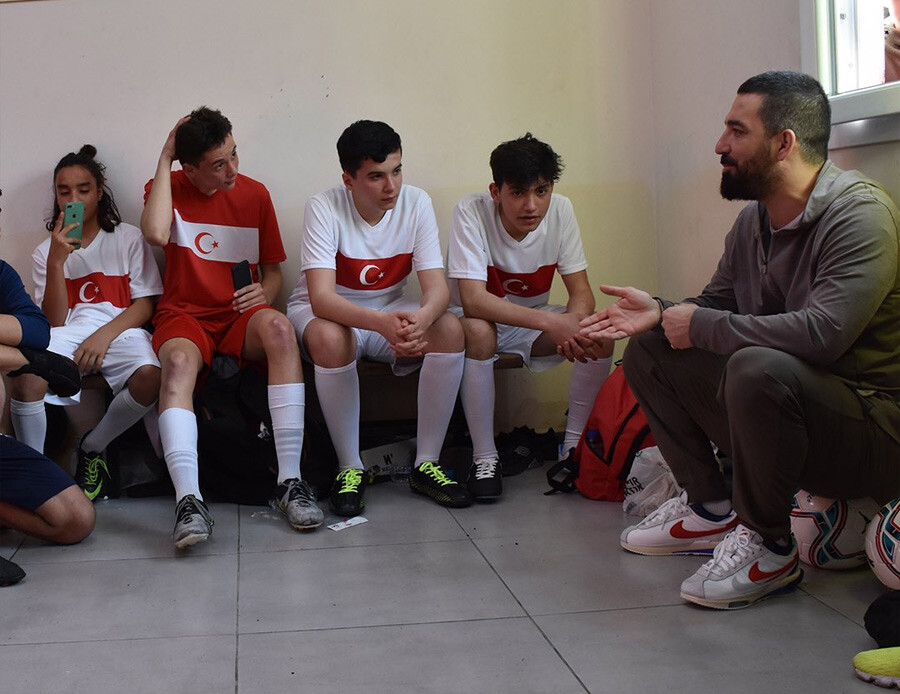 Arda Turan sahalara geri döndü! Efsane futbolcudan anlamlı davranış