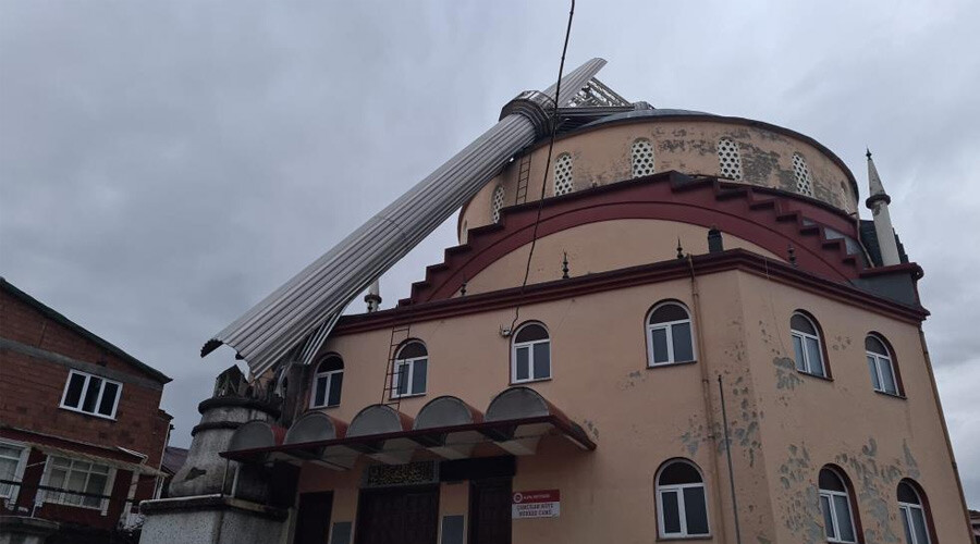 Büyük panik: Kuvvetli rüzgar cami minaresini yıktı!