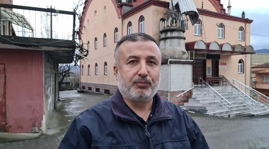 Büyük panik: Kuvvetli rüzgar cami minaresini yıktı!