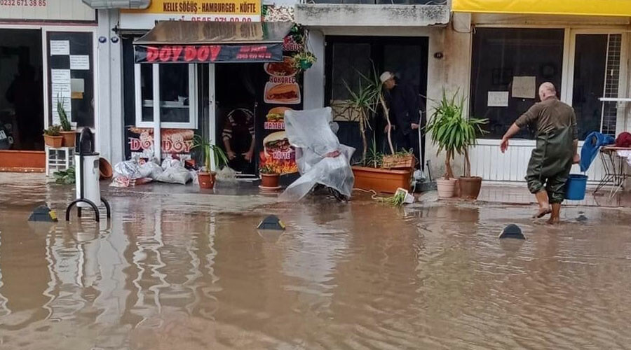 Yarım saatte araçlar suya gömüldü… Yağmur yağdı İzmir göle döndü! Yarım saatte araçlar suya gömüldü… Yağmur yağdı İzmir göle döndü!