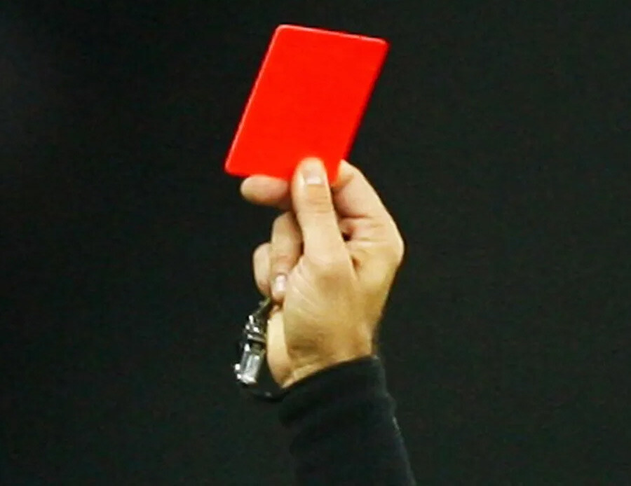 Futbolculara şaşırtan karar! Kırmızı kart görenler vergi ödeyecek Futbolculara şaşırtan karar! Kırmızı kart görenler vergi ödeyecek