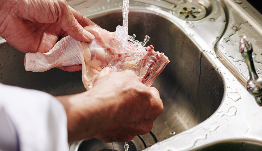 Tavuk etini buzluğa atanlar dikkat: Sakın tezgahta çözdürmeyin, zehir saçıyor