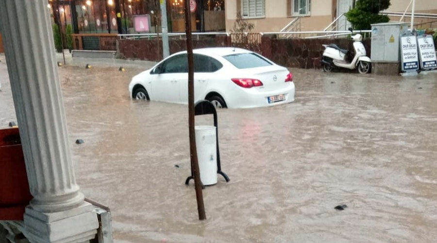 Yarım saatte araçlar suya gömüldü… Yağmur yağdı İzmir göle döndü! Yarım saatte araçlar suya gömüldü… Yağmur yağdı İzmir göle döndü!