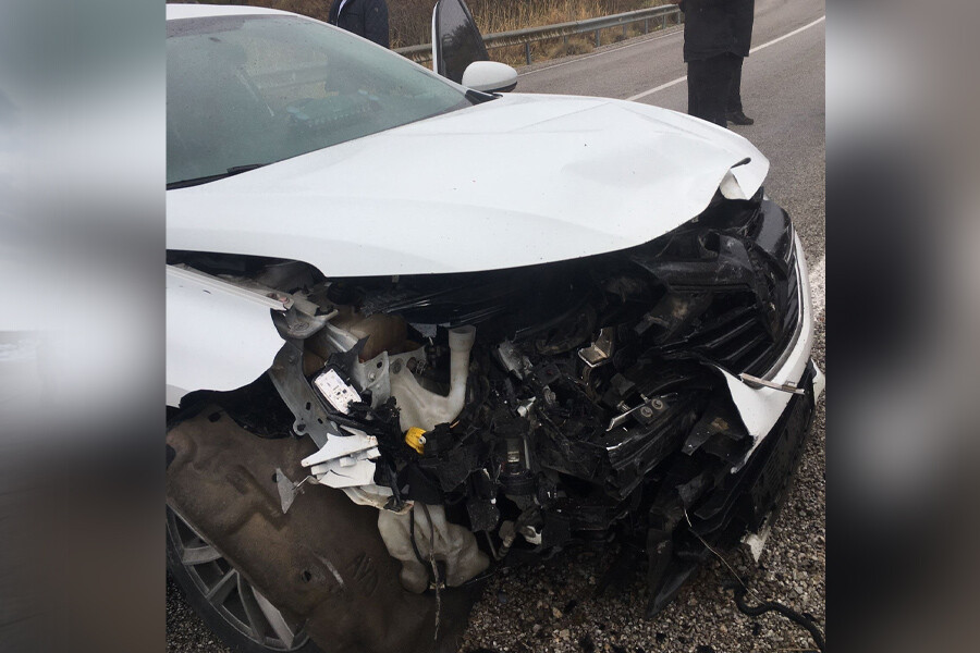 AK Partili Cahit Özkan'ın ekibi Denizli'de kaza yaptı; 3 yaralı AK Partili Cahit Özkan'ın ekibi Denizli'de kaza yaptı; 3 yaralı