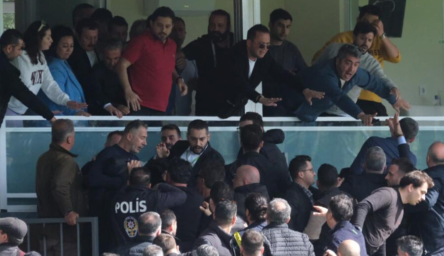 Bodrumspor - Çaykur Rizespor maçında iki takım yöneticileri birbirine girdi Bodrumspor - Çaykur Rizespor maçında iki takım yöneticileri birbirine girdi