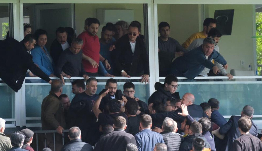 Bodrumspor - Çaykur Rizespor maçında iki takım yöneticileri birbirine girdi Bodrumspor - Çaykur Rizespor maçında iki takım yöneticileri birbirine girdi