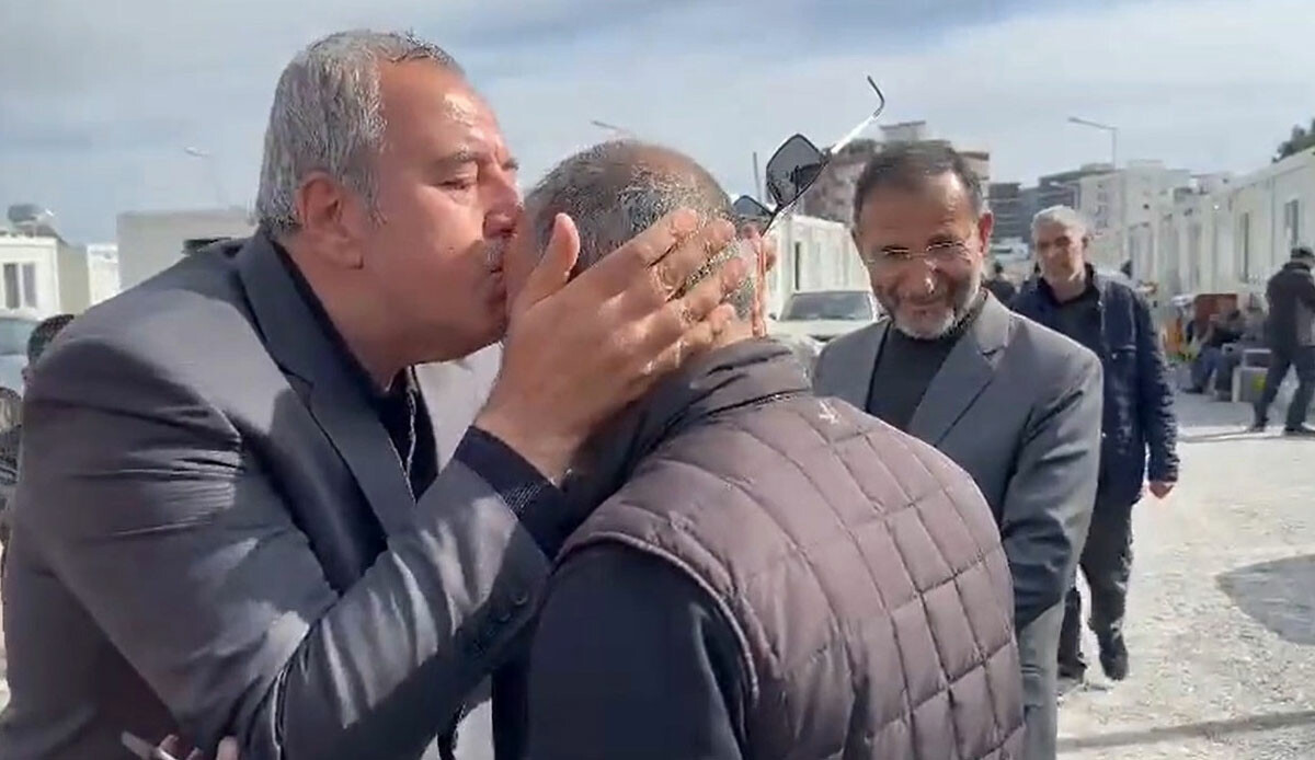 'Allah devletimize, milletimize zeval vermesin' dedi Vali'yi alnından öptü