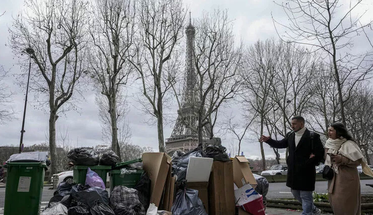 Paris kokmaya başladı: Aşk şehri çöp şehrine döndü