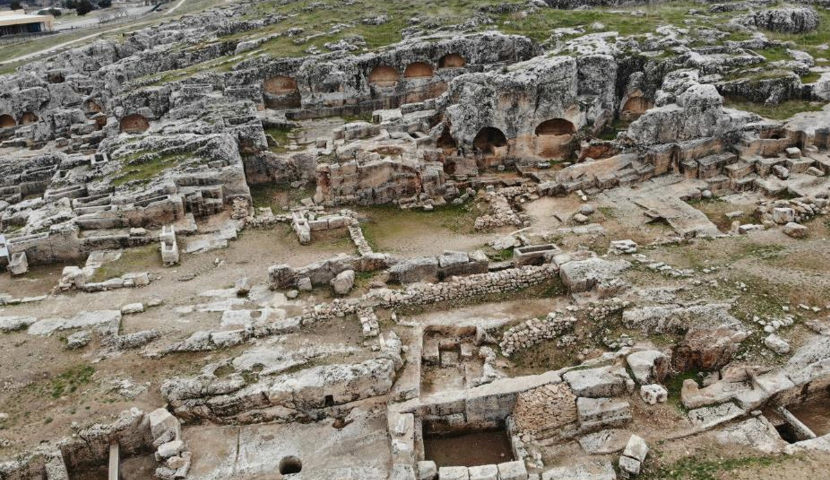 Adıyaman'da şaşırtan görüntü! Depremde dağlar yarıldı, kayalar ikiye bölündü ama bu nokta tek bir hasar bile almadı Adıyaman'da şaşırtan görüntü! Depremde dağlar yarıldı, kayalar ikiye bölündü ama bu nokta tek bir hasar bile almadı