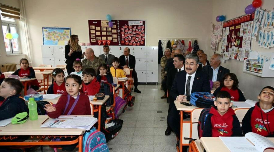 Depremin sarstığı Osmaniye’de zil çaldı: Öğrenciler dersbaşı yaptı Depremin sarstığı Osmaniye’de zil çaldı: Öğrenciler dersbaşı yaptı