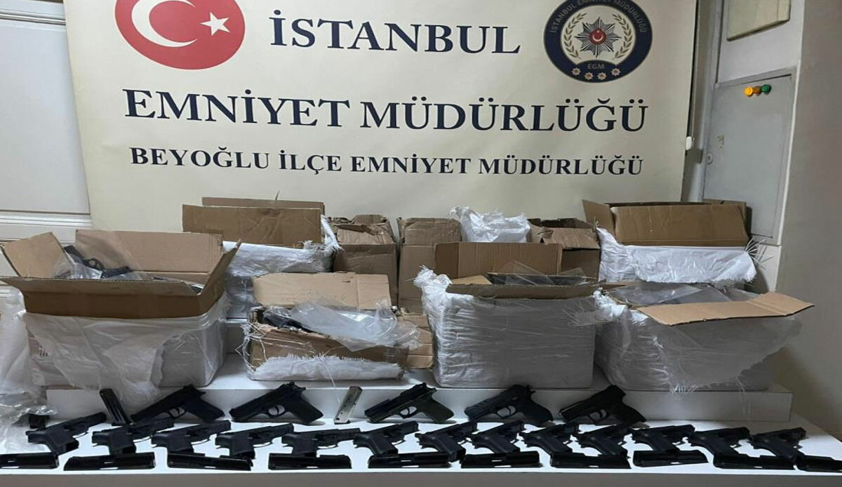 Beyoğlu polisinden dev operasyon: Otopark ofisinde onlarca silah ele geçirildi Beyoğlu polisinden dev operasyon: Otopark ofisinde onlarca silah ele geçirildi