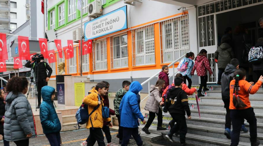 Deprem sonrası Adana’da da eğitime yeniden başlandı Deprem sonrası Adana’da da eğitime yeniden başlandı
