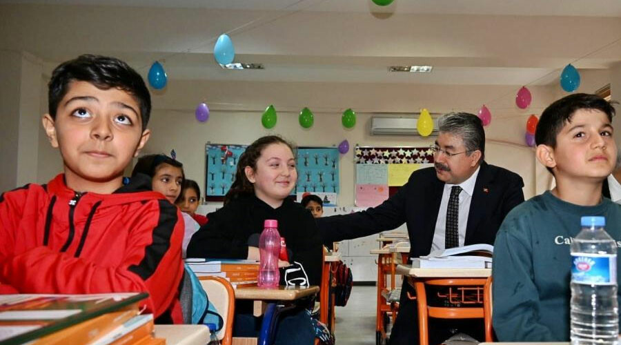 Depremin sarstığı Osmaniye’de zil çaldı: Öğrenciler dersbaşı yaptı Depremin sarstığı Osmaniye’de zil çaldı: Öğrenciler dersbaşı yaptı