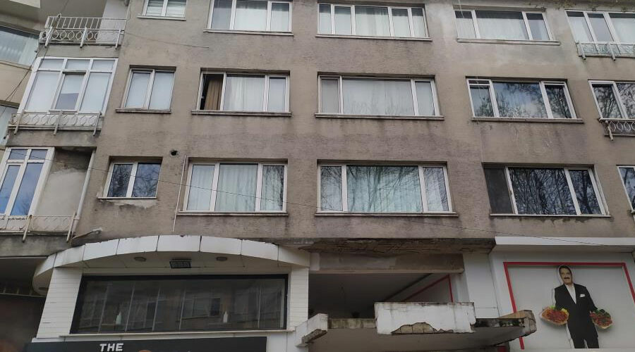 İstanbul’da tedirgin eden görüntü… Pasajın kolonları patladı, yönetici ‘tehlike yok’ dedi