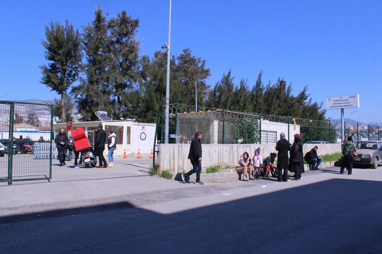 İzmir'de bir garip 'tahliye' kararı: Depremzedeyi çıkarıp, depremzede yerleştirdiler İzmir'de bir garip 'tahliye' kararı: Depremzedeyi çıkarıp, depremzede yerleştirdiler