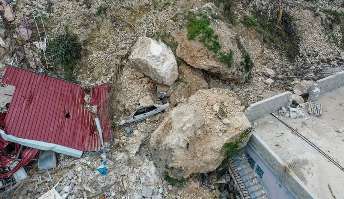 Depreme dayanan evler kayalara direnemedi! Mahalleli 